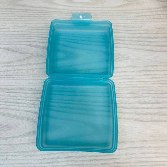 Tupperware Sandwich Keeper Square Aqua Blue Reusable Microwave Dishwasher Safe - Picture 3 of 4